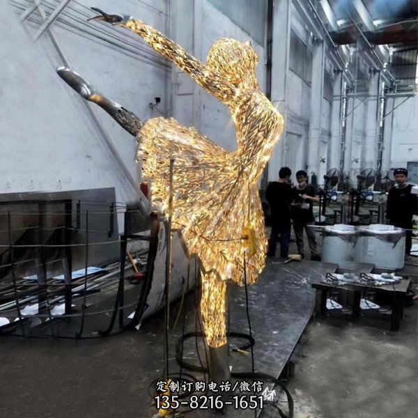 黄色金属跳舞的女孩，舞蹈人物金属雕塑