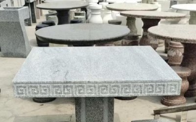 优雅的方形石桌石凳雕塑