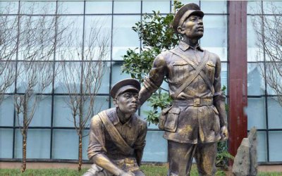 激昂的冲锋：仿铜八路军人物雕塑