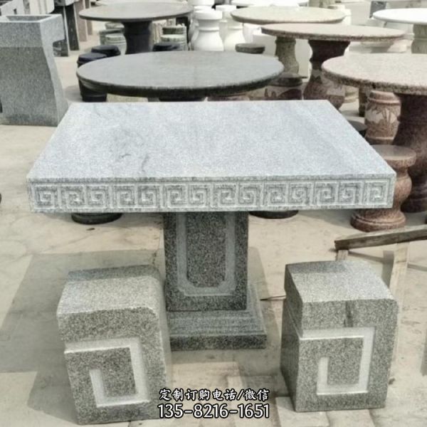 优雅的方形石桌石凳雕塑