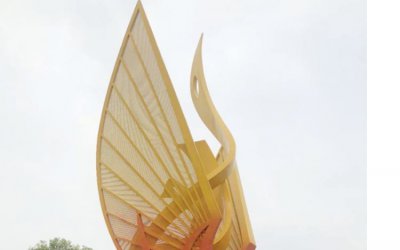 这座大型凤凰抽象雕塑是由不锈钢制成的，放置在户外广…