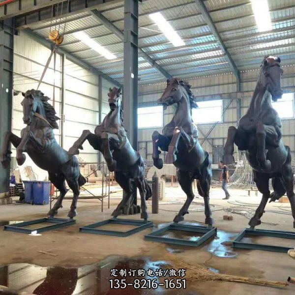 马正奔腾，大型玻璃钢雕塑赋予广场新活力