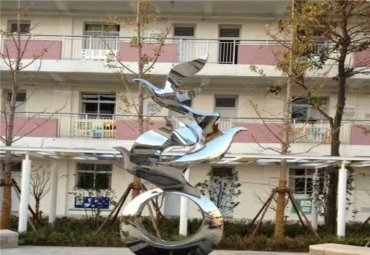 校园之美——水鸽雕塑  