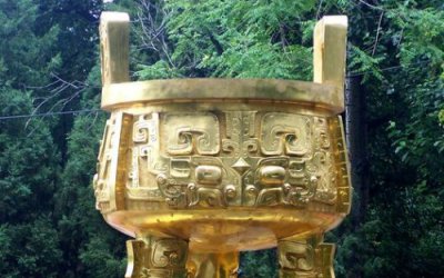 大型喷金铸铜鼎是一种传统的中国雕塑品，历史悠久、文…