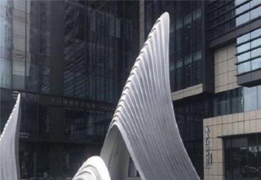 融合抽象与假山的大型不锈钢雕塑 