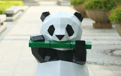 爱心熊猫是一款精致可爱的雕塑产品，由玻璃钢材质制作…