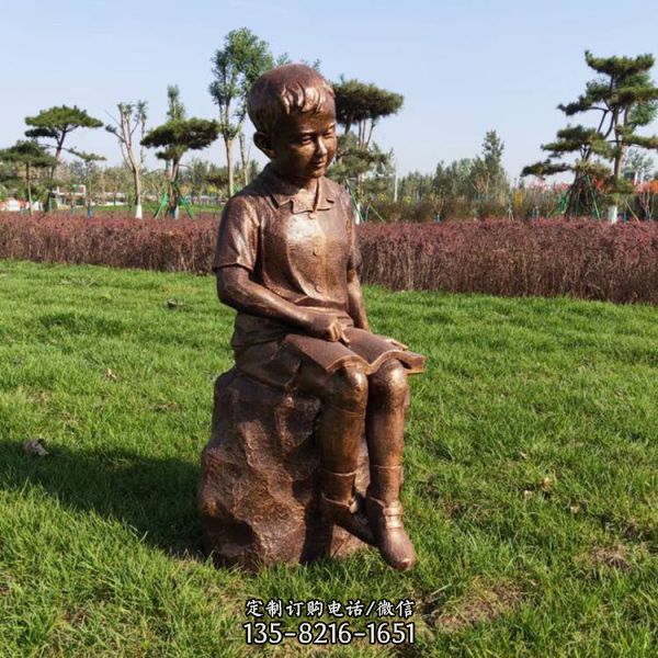 园林草地摆放铸铜童趣儿童坐姿看书小品雕塑