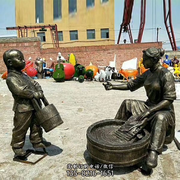 广场民俗人物铜雕帮妈妈洗衣服的妇女孩童雕塑 （2）