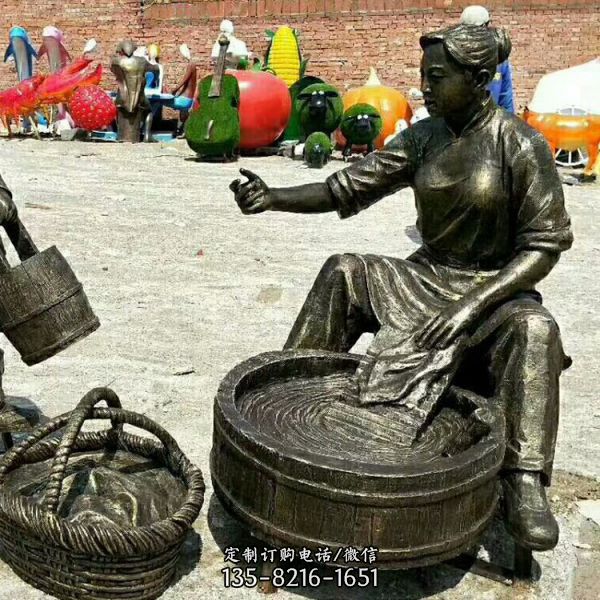 广场民俗人物铜雕帮妈妈洗衣服的妇女孩童雕塑 （3）