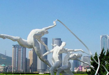 校园广场艺术：不锈钢抽象运动人物景观