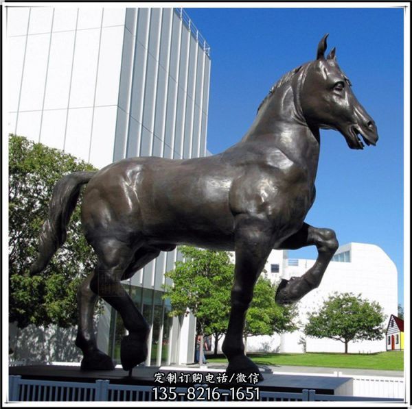 广场街道玻璃钢仿铜奔腾的马雕塑（1）