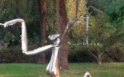 公园螳螂雕塑