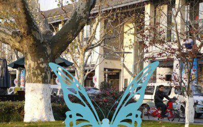 不锈钢蝴蝶翱翔，是一款以蝴蝶为灵感创作的雕塑座椅。…