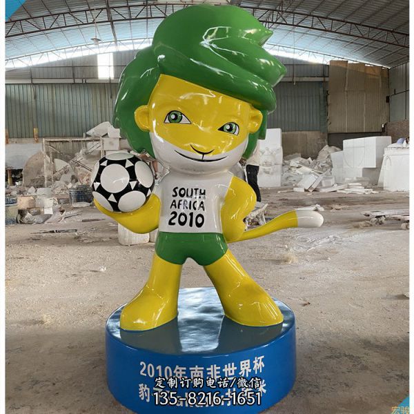 足球老虎卡通公仔，玻璃钢体育运动主题卡通形象雕塑