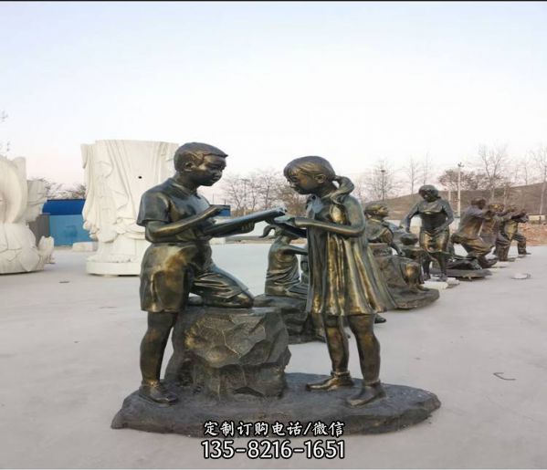 广场景观玻璃钢仿铜童趣人物雕塑（5）