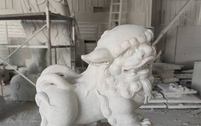 纯白玉石狮子雕塑由汉白玉石雕庭院工厂精心制作而成，…