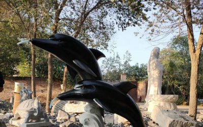 黑色海洋之灵——海豚大理石雕塑