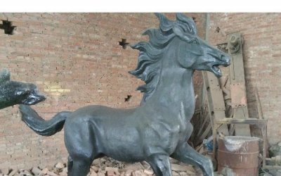 铜雕户外景观马雕塑是由铜材料制成的一种精美、雄伟的…
