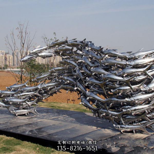 照亮公园的不锈钢鱼群雕塑