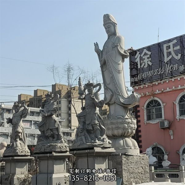 文化广场摆放青石雕刻关公佛像石狮子雕像