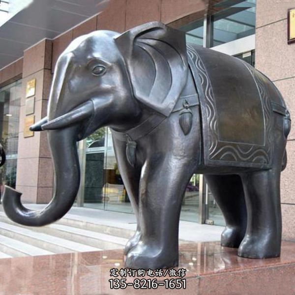造型精美的铜雕大象