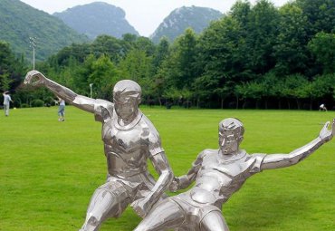 活力尽显：不锈钢镜面足球运动人物雕塑