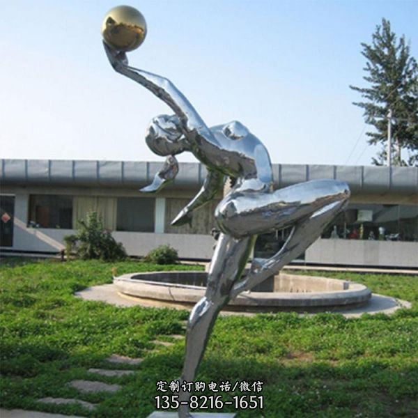  广场校园踢足球运动小品摆件不锈钢镜面运动人物雕塑