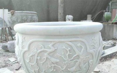 汉白玉浮雕鱼缸是一种独特的雕塑产品，它是由精美的白…