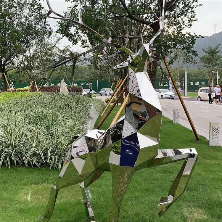 融合梅花鹿的户外草坪雕塑图片