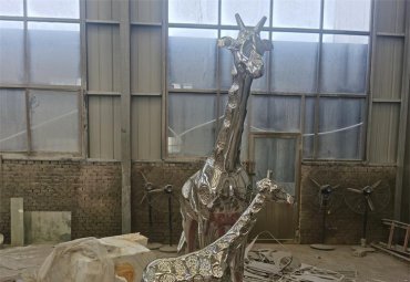 象征自由的大型长颈鹿户外雕塑