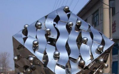 非凡镜花魔方，是一件以不锈钢为原料制作的独具特色的…
