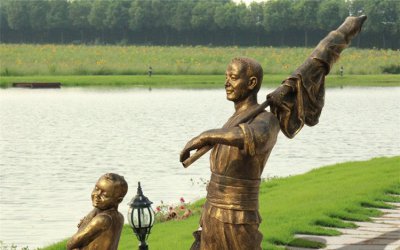 父子传承——流传渔文化的雕塑