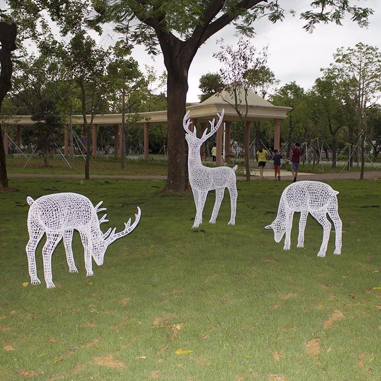 草地之鹿——编织不锈钢镂空雕塑图片