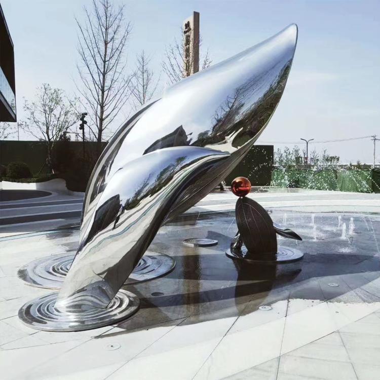 大型不锈钢抽象鲸鱼摆件图片