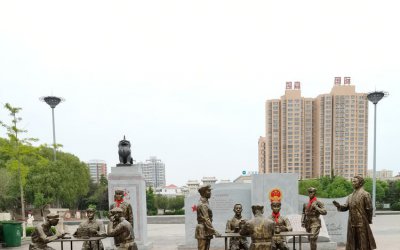 城市中的红军军神——玻璃钢仿铜红军人物雕塑