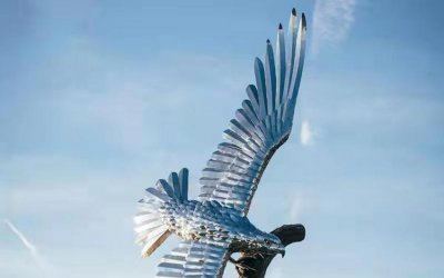 “飞向自由的老鹰”是一尊非常有意义的雕塑，每一道复…