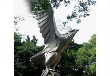 创意大型不锈钢老鹰雕塑