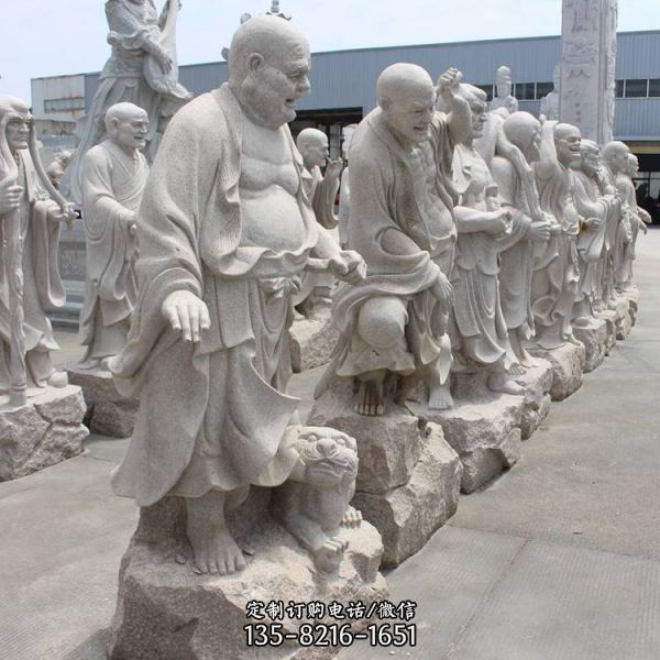 沉稳而壮观的大型大理石十八罗汉雕塑，位于景区入口处…