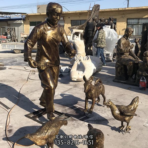 展览馆玻璃钢农耕文化农家妇女喂鸡场景雕像（3）