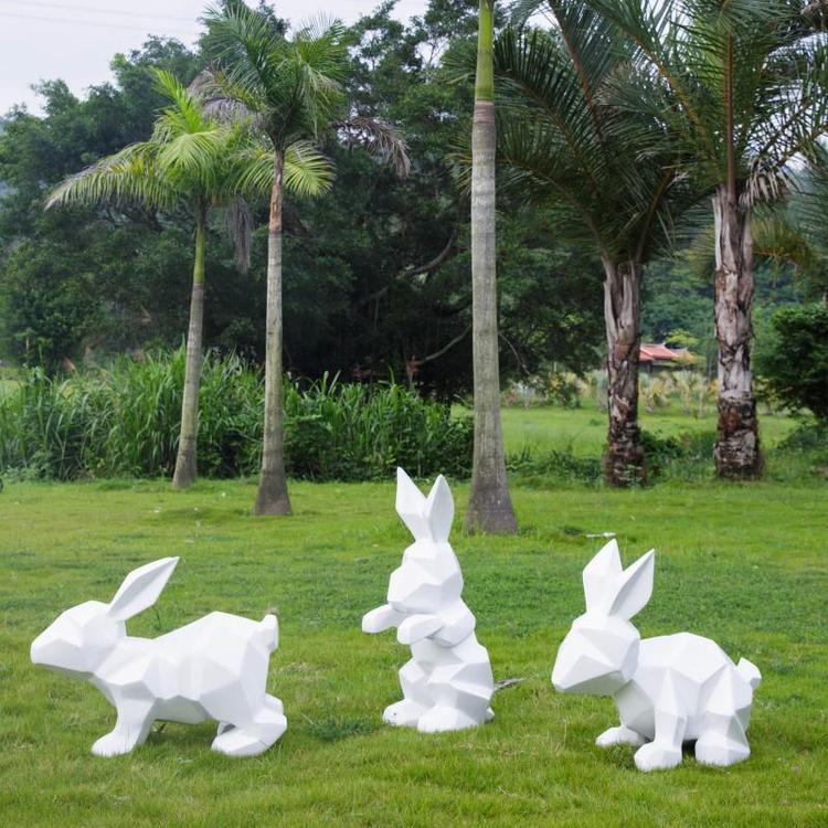 活力满满：兔子雕塑图片