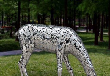 社区之光：不锈钢+镂空动物雕塑