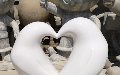 抽象爱心鸽子雕塑是一件充满爱心与温馨的艺术品，造型…