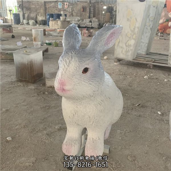 景区草坪摆放玻璃钢仿生动物兔子雕塑（1）