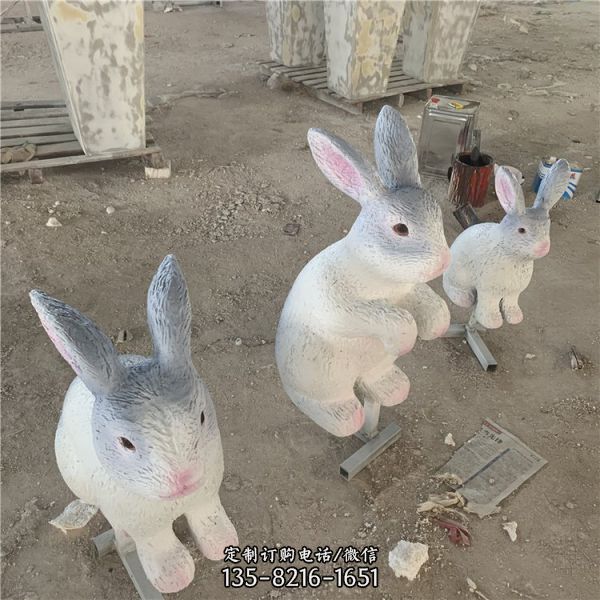 景区草坪摆放玻璃钢仿生动物兔子雕塑（4）