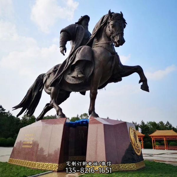 小区广场摆放骑马人物铸铜雕塑（1）