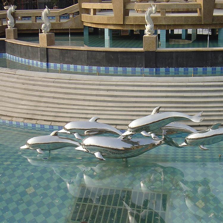 海豚戏水——一款让人笑口常开的室外雕塑图片