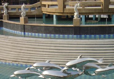 海豚戏水——一款让人笑口常开的室外雕塑