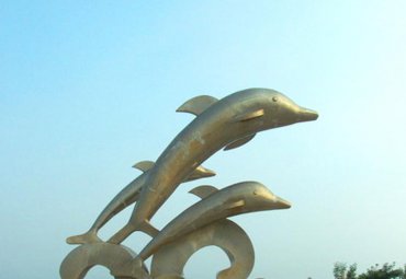 巨大的不锈钢海豚景观雕塑