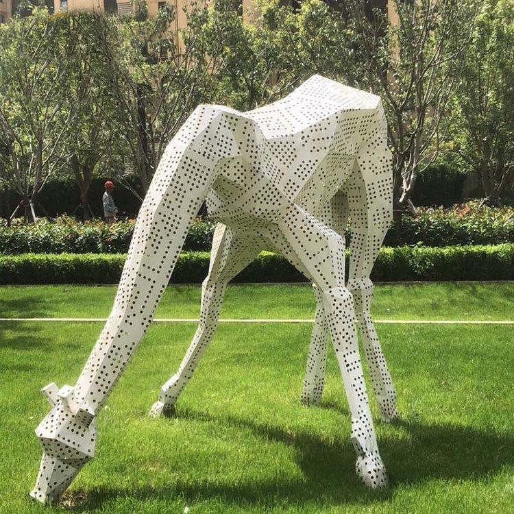 精致大气的不锈钢长颈鹿雕塑图片