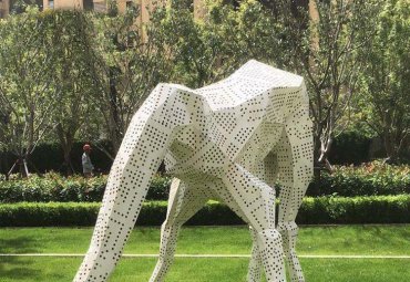 精致大气的不锈钢长颈鹿雕塑